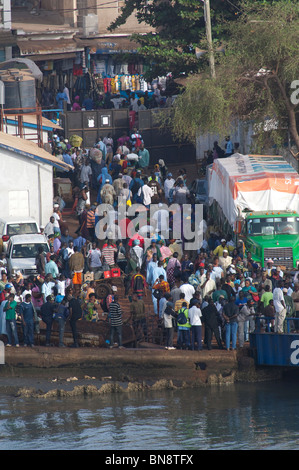 L'Afrique, Gambie. Capitale de Banjul. Zone portuaire de Banjul. Trop de monde ferry débarque ses passagers à Banjul. Banque D'Images