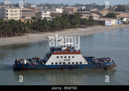 L'Afrique, Gambie. Capitale de Banjul. Zone portuaire de Banjul. Trop de monde ferry. Banque D'Images
