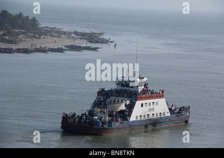 L'Afrique, Gambie. Capitale de Banjul. Trop de monde bateau quitter le port, plage animée remplie de bateaux locaux. Banque D'Images