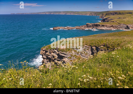 Issac Port bay view Vue en direction nord vers Tintagel tête sur l'horizon. Banque D'Images