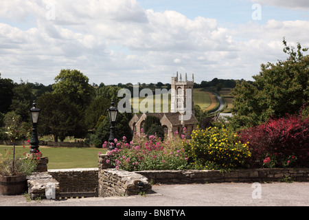 Vue sur l'église St Philip & St James prise des jardins George Inn, Norton St Philip, Somerset, Angleterre, Royaume-Uni Banque D'Images