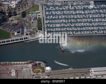 Vue aérienne au-dessus du feu de la cérémonie du relais de la flamme olympique de voile McCovey Cove South Beach Harbour San Francisco California Banque D'Images