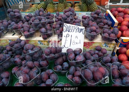 Les prunes en vente sur un marché de rue en plein air décroche à Ridley Road Market, Dalston, East End, London England UK KATHY DEWITT Banque D'Images