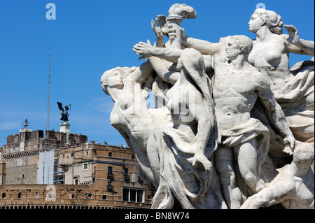 Figures sculptées sur Ponte Vittorio Emanuel II à Rome Banque D'Images