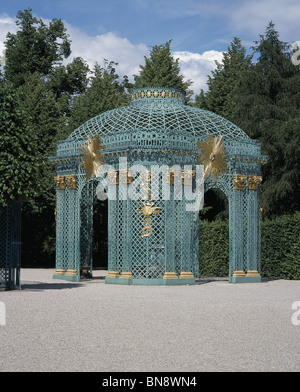 Le Palais de Sans-Souci, Potsdam, Allemagne. Par Frédéric II (le Grand) de Prusse pavillon de jardin en fer forgé avec des ornements dorés. Banque D'Images