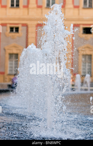 Fontaine à eau sur Gênes est situé principal vertical shot. Banque D'Images