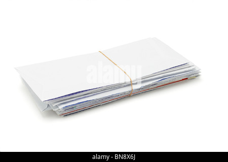 Pile de les enveloppes ouvertes attachées avec des bandes en caoutchouc Banque D'Images