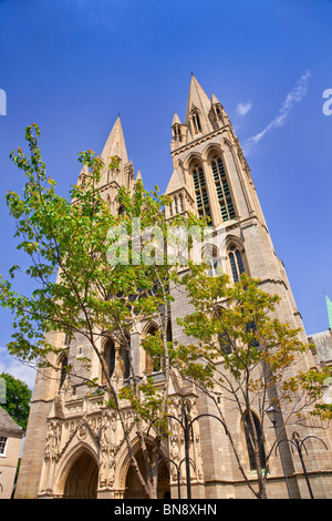 Façade de la cathédrale de Truro, Cornwall, UK, été, ciel bleu. Banque D'Images