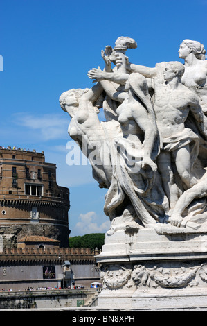 Figures sculptées sur Ponte Vittorio Emanuel II à Rome Banque D'Images