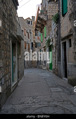 Une étroite rue principale dans le village de pêcheurs de Komiza sur l'île de Vis, Croatie. Banque D'Images