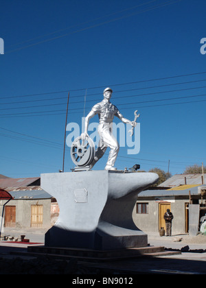 La statue d'un employé des chemins de fer dans une rue d'Uyuni en Bolivie Banque D'Images