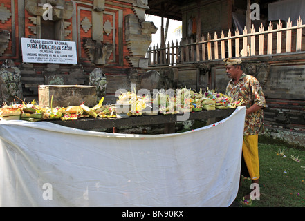 Prêtre balinais, ou saint homme la collecte d'argent dans les offrandes faites par les fidèles, Pura Penataran Sasih Temple, 80571 près de Ubud, Bali Banque D'Images