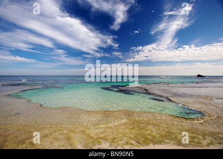 Une piscine naturelle appelée le bassin trouvés sur Rottnest Island, Australie de l'Ouest. Banque D'Images