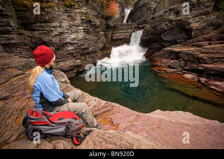 Randonneur Femme à Saint Mary falls près de Saint Mary Lake, le parc national des Glaciers Banque D'Images