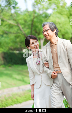 Mature couple walking arm in arm Banque D'Images