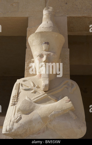 Hatchepsout (1508-1458 b.C). Deuxième pharaon de la xviiie dynastie. Statues osirienne. Temple de Deir El Bahari. Thèbes. L'Égypte. Banque D'Images