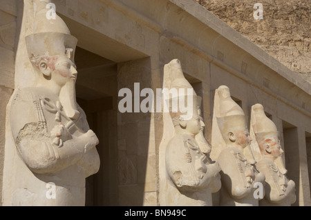 Hatchepsout (1508-1458 b.C). Deuxième pharaon de la xviiie dynastie. Statues osirienne. Temple de Deir El Bahari. Thèbes. L'Égypte. Banque D'Images