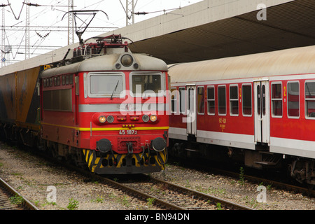La classe 45 de la locomotive des chemins de fer de l'État bulgare dans la gare centrale de Sofia Banque D'Images