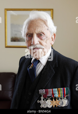 Le commandant de l'escadre, James (Jim) Flint DSO, Æ, DFM âgés de 92 GM le port des médailles à une réunion du commandement des bombardiers Lancaster de l'équipage. James Flint est le plus décoré de pilote dans le Bomber Command Banque D'Images