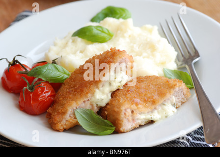 Chicken avec de la purée de pommes de terre et tomates Banque D'Images