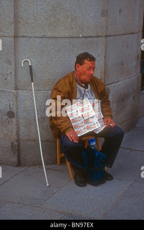 Un homme aveugle, vente de billets de loterie à Madrid Espagne Banque D'Images