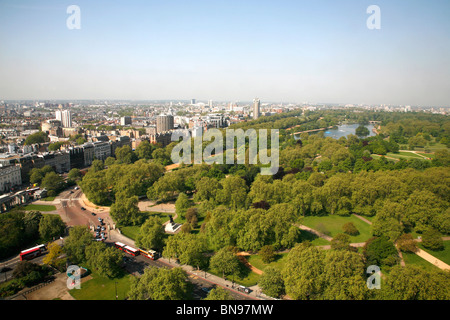 Portrait de Hyde Park et de Park Lane à l'ouest en direction de Knightsbridge et Kensington, London, UK Banque D'Images