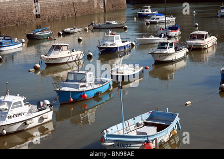 Les bateaux de pêche dans le bassin du Paradis à marée basse, Port, Calais, pas de Calais, France Banque D'Images