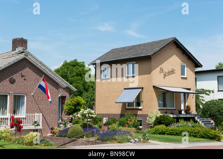 Limburgs Huis à Schin op Geul dans de zomer rencontré vlag Banque D'Images