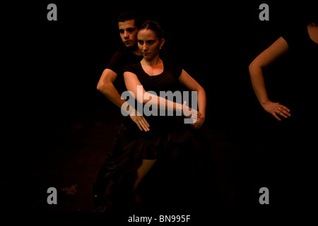 Un couple d'étudiants en danse flamenco Prado del Rey, la province de Cádiz, Andalousie, Espagne, le 12 mai 2010. Banque D'Images