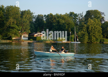 Couple en bateau à rames, Seehausen am Staffelsee, Garmisch-Partenkirchen, Oberbayern, Bavière, Allemagne Banque D'Images