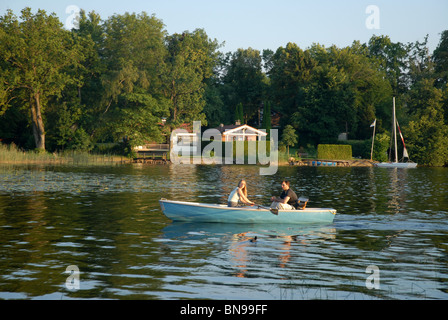 Couple en bateau à rames, Seehausen am Staffelsee, Garmisch-Partenkirchen, Oberbayern, Bavière, Allemagne Banque D'Images