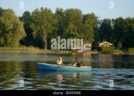 Jeune couple en bateau à rames, tard en soirée, Murnau am Staffelsee, Garmisch-Partenkirchen, Oberbayern, Bavière, Allemagne Banque D'Images