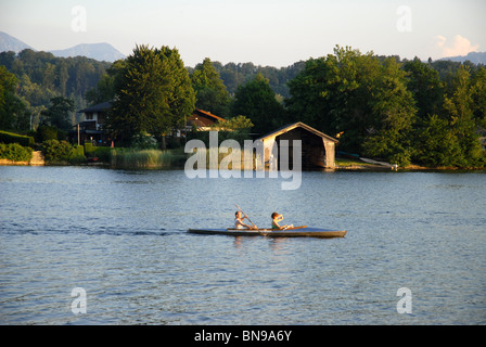 Couple en bateau à rames, Seehausen am Staffelsee, Garmisch-Partenkirchen, Oberbayern, Bavière, Allemagne Banque D'Images