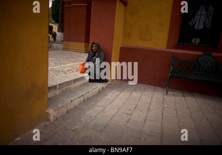 Une femme âgée mendie de l'argent dans la Peña de Bernal, Queretaro, Mexique, le 21 mars 2009. Banque D'Images