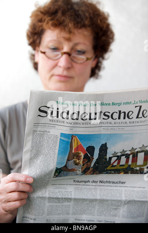 Femme lisant un exemplaire du journal Suddeutsche Zeitung Banque D'Images