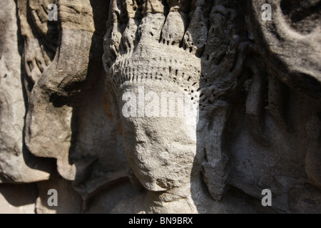 Une devata sur un mur du temple de Ta Prohm, Parc archéologique d'Angkor. Banque D'Images