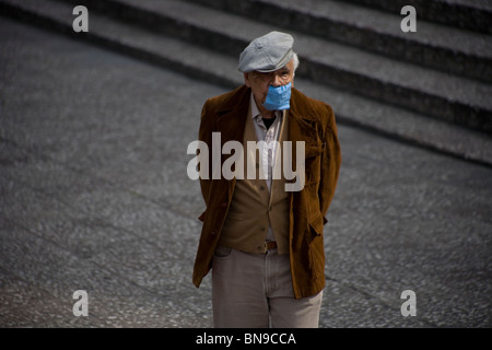 Un homme âgé porte un masque chirurgical comme une précaution contre la pollution dans la ville de Mexico, le 26 novembre 2009. Banque D'Images