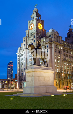 Le roi Édouard VII Monument & foie Building at Night, Pier Head, Liverpool, Merseyside, England, UK Banque D'Images