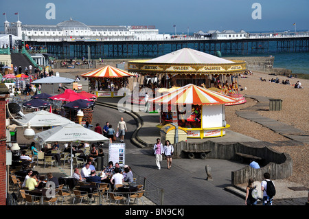 Sur la plage et la jetée de Brighton, East Sussex, Angleterre, Royaume-Uni, Banque D'Images