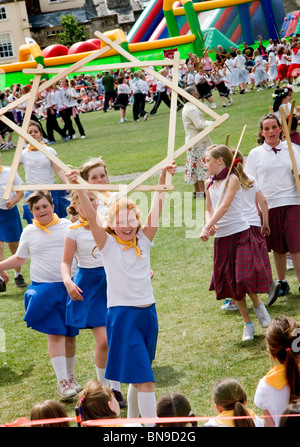 Les enfants prenant part à l'École Somerset 2010 Folk Dance festival : Wells Cathedral Green Banque D'Images