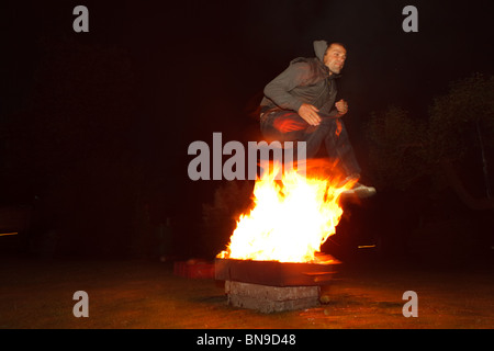 Homme passe dans votre cheminée, blurred motion. En voir plus de cette série dans mon portefeuille Banque D'Images