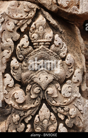 Démon sur linteau à Banteay Srei dans le parc archéologique d'Angkor, Cambodge Banque D'Images