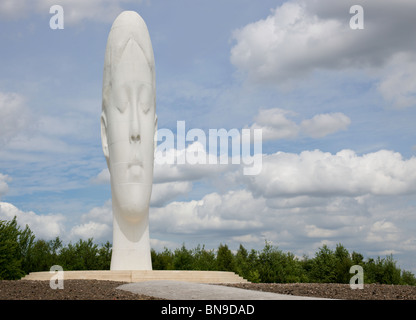 Rêve, une sculpture de 20m de haut, situé sur un ancien site de la mine à Sutton Manor St Helens. Il prend la forme d'une tête de filles. Banque D'Images