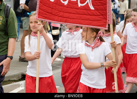 Les enfants prenant part à l'École Somerset 2010 Folk Dance festival : Wells UK Banque D'Images