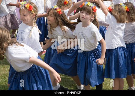 Les enfants prenant part à l'École Somerset 2010 Folk Dance festival : Wells Cathedral Green Banque D'Images