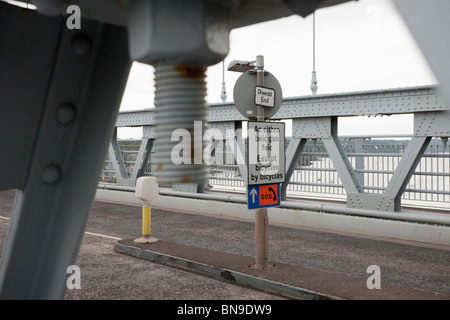 Menai Bridge, Anglesey, au nord du Pays de Galles, Royaume-Uni. 'Pas de dépassements sauf bicyclettes par bicyclettes' signe sur Telford est étroit suspension bridge Banque D'Images