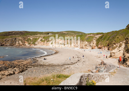 Vue de la plage de sable tranquille avec des gens dans l'été. Swtan Porth Bay (église), l'île d'Anglesey, dans le Nord du Pays de Galles, Royaume-Uni, Angleterre Banque D'Images