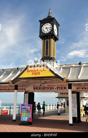 Tour de l'horloge d'entrée, de la jetée de Brighton, Brighton, East Sussex, Angleterre, Royaume-Uni Banque D'Images