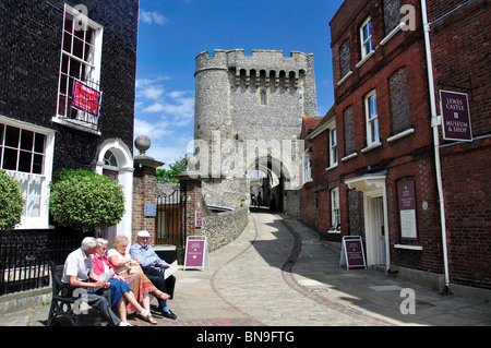 Le Gatehouse Norman & Barbican, Château de Lewes Lewes & Gardens, High Street, Lewes, East Sussex, Angleterre, Royaume-Uni Banque D'Images