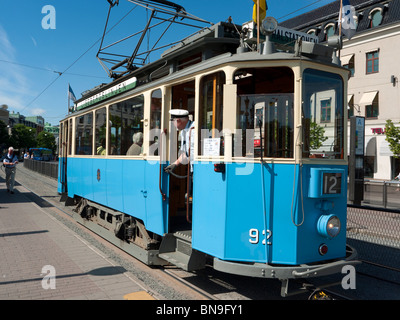 Avis de tram vintage les touristes à la réalisation du parc d'attractions Liseberg à Gothenburg en Suède Scandinavie Banque D'Images